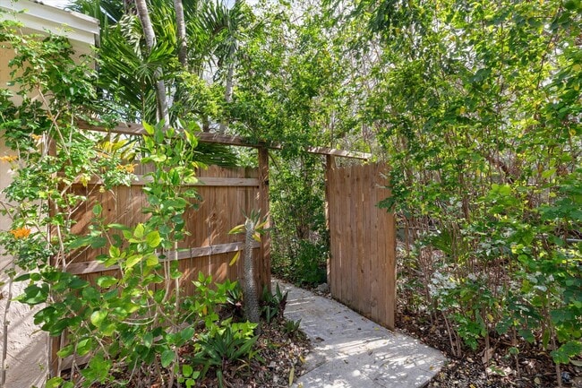 Building Photo - Charming 2-Bedroom Home for Rent in Big Pine Key
