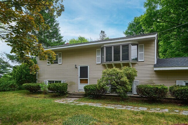 Building Photo - 5 Bedroom House in Hadley – Perfect for Groups!