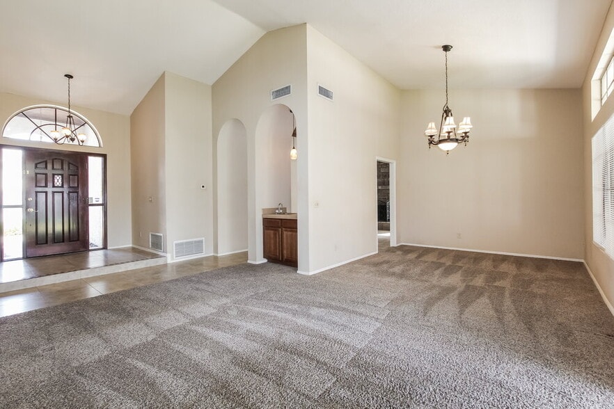 Building Photo - 6709 W Topeka Dr