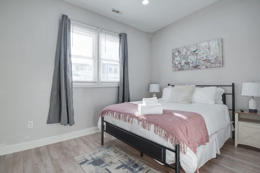 Building Photo - 1255 Raum St NE