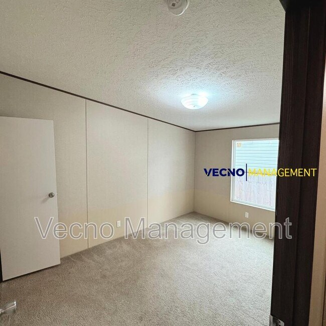 Building Photo - 842 Corinne Dr