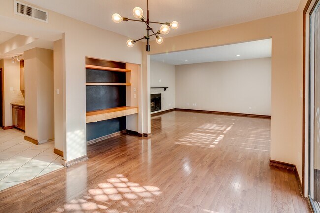 Building Photo - 1112 Bering Dr