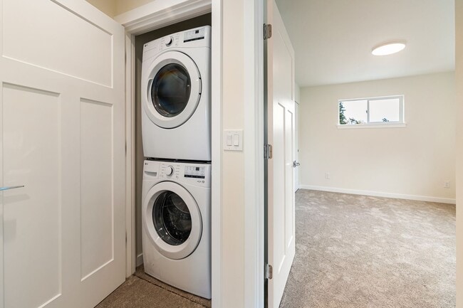 Building Photo - Halleck Townhomes Triplex