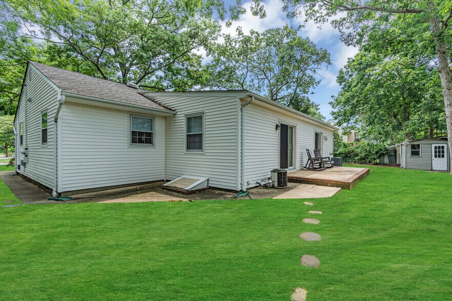 905 Yard and porch (with dedicated shed) - 905 Curtis Ave