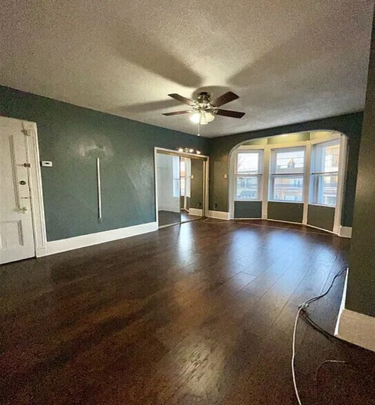 Master bedroom w/ walk-in closet - 487 Mercer St