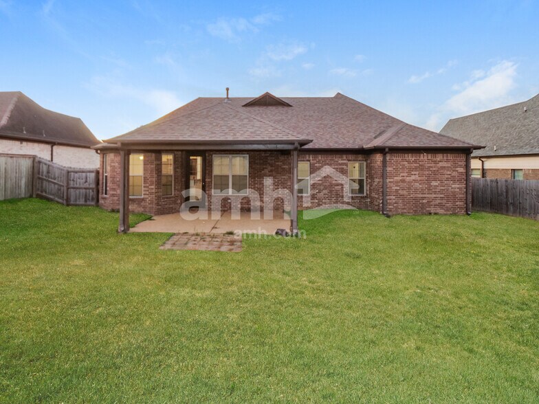 Building Photo - 45 Donna Lyn Dr