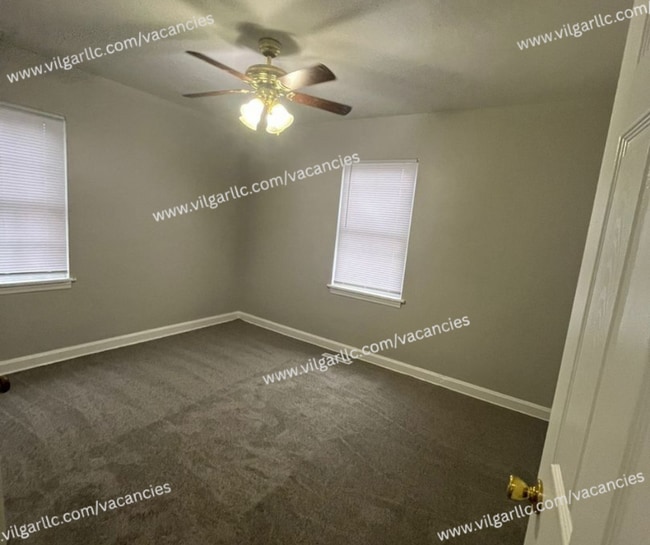Building Photo - Spacious & Updated 2 large bedrooms & 2 fu...