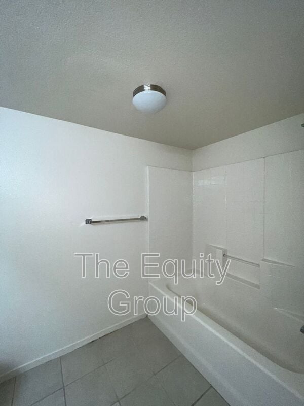Building Photo - 2530 W Oriole Ave