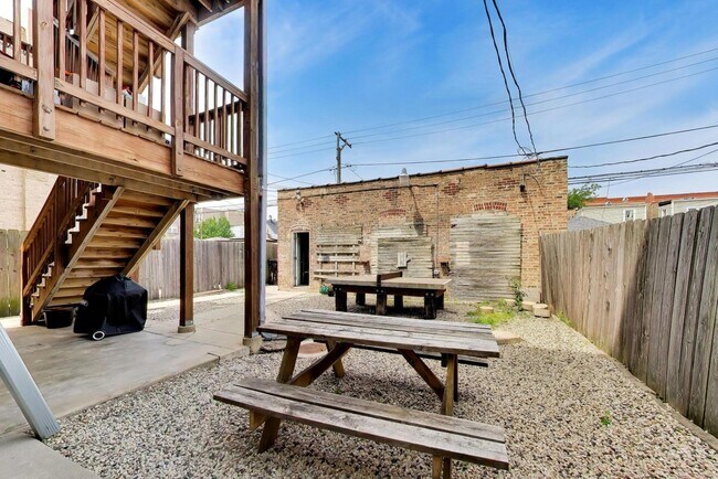 Building Photo - 3336 W Evergreen Ave