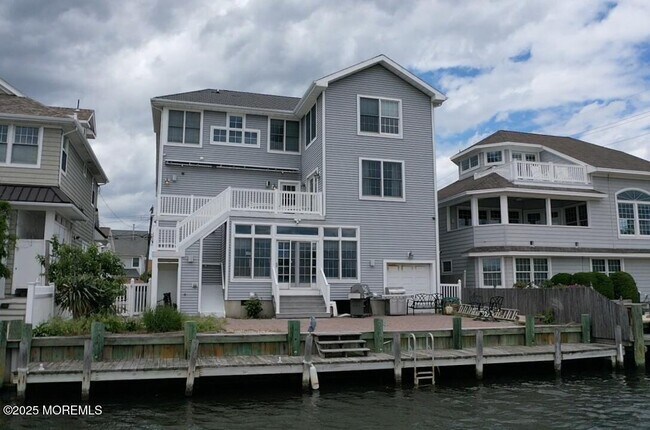 Building Photo - 203 Carmel Dr