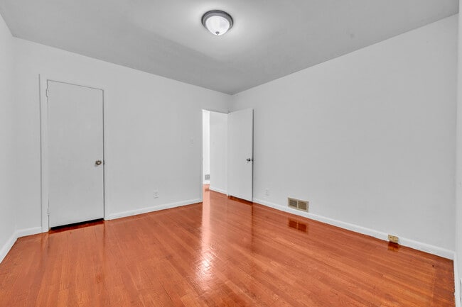 Building Photo - 204 3rd Ave