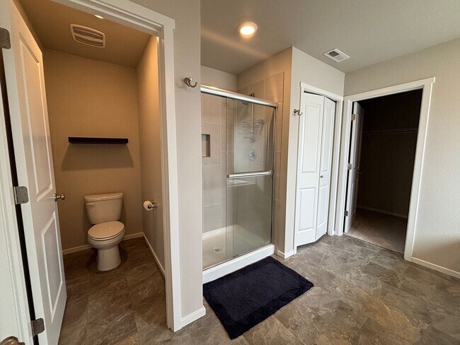 Building Photo - Beautiful 4 Bed/2.5 Bath Plus Office with ...