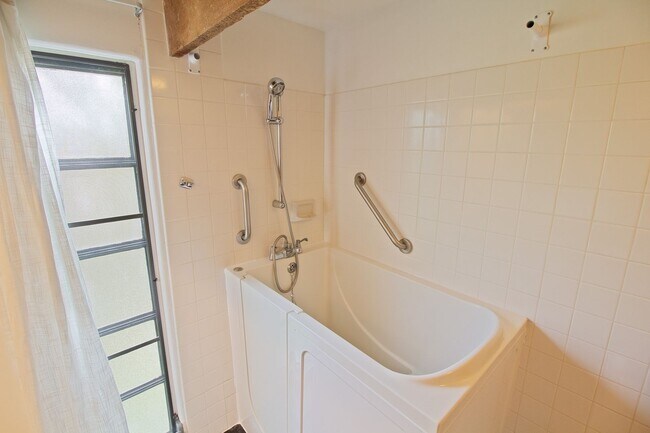 Building Photo - Eden at Haiku Woods – 3BD/2BA/2 Covered Pa...