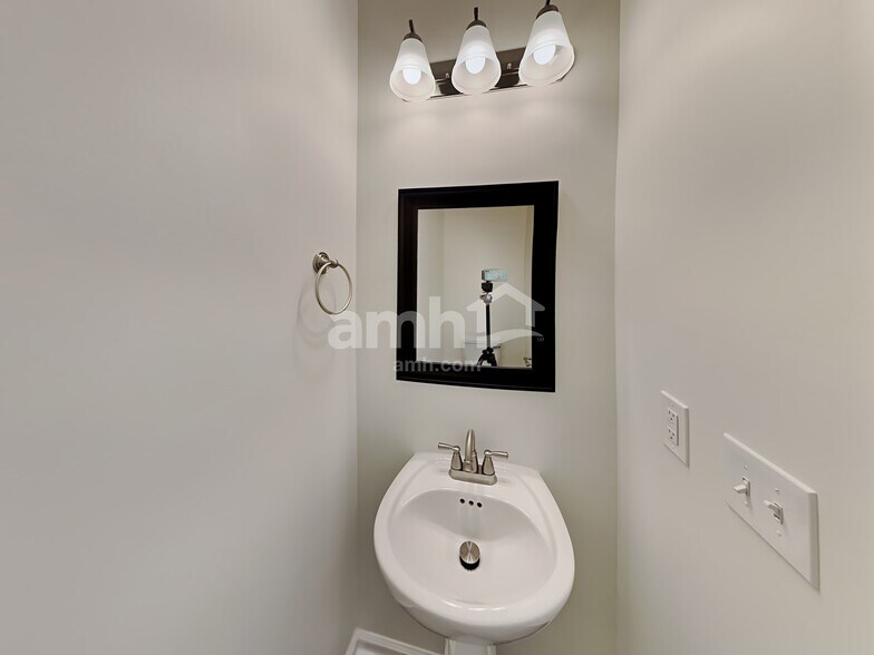 Building Photo - 631 Sunflower Dr