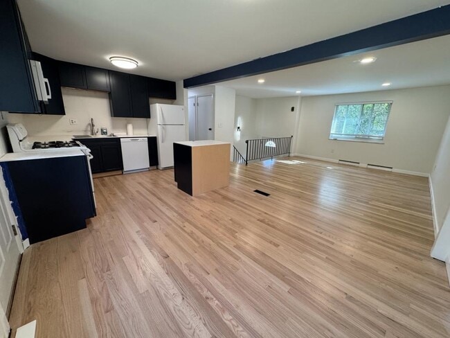 Building Photo - 111 Treeview Dr