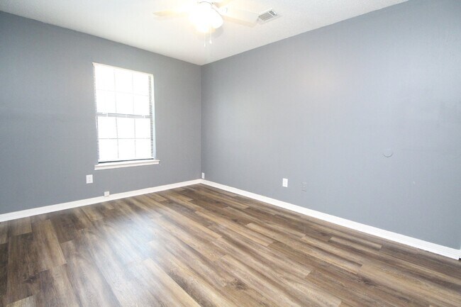 Building Photo - Updated 2BD/2BA Apartment in North Pensaco...