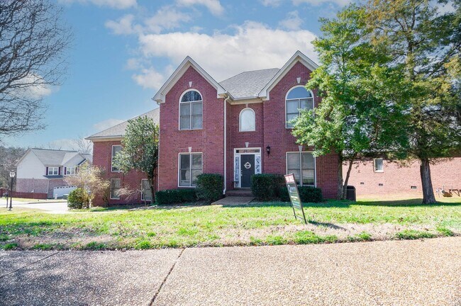 Building Photo - Spacious home situated on a fantastic cul-...