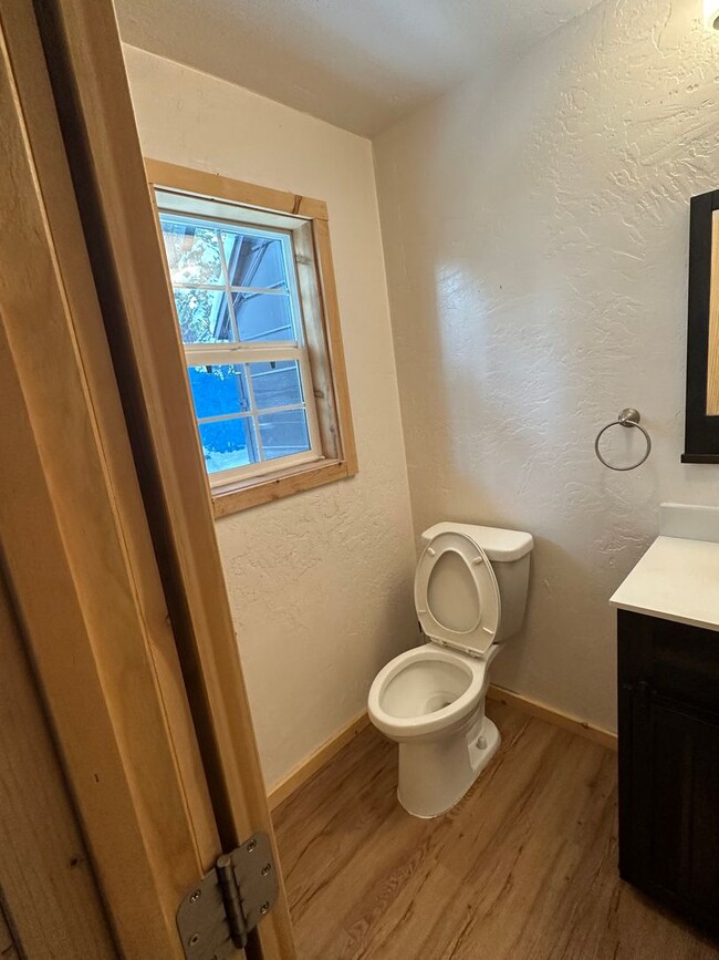 Building Photo - Cozy Pet friendly* 1Bd duplex! Available n...