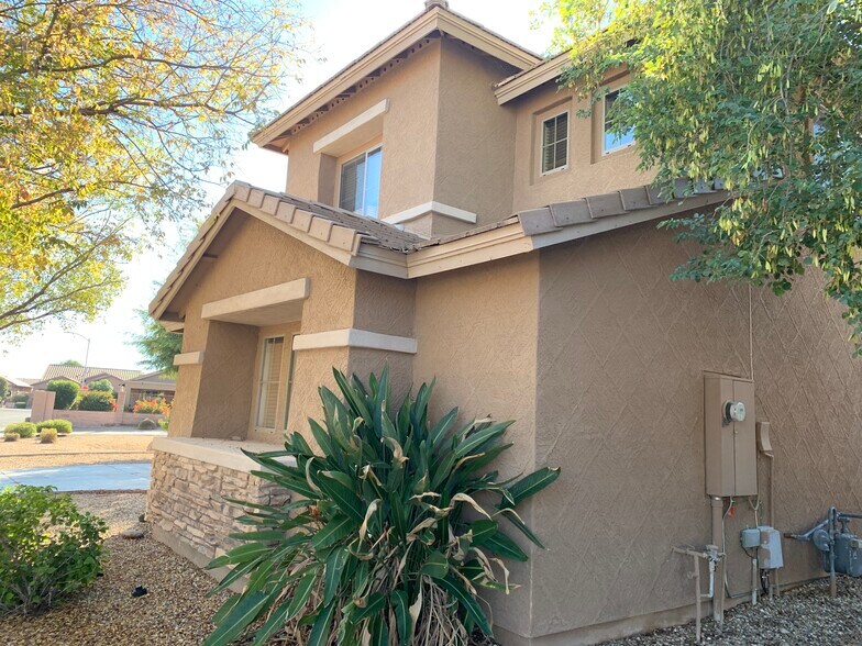 Spacious 4-bedroom, 2-bath home with soaring ceilings, gourmet kitchen, and a heated self-cleaning p - 16426 N 152nd Ln