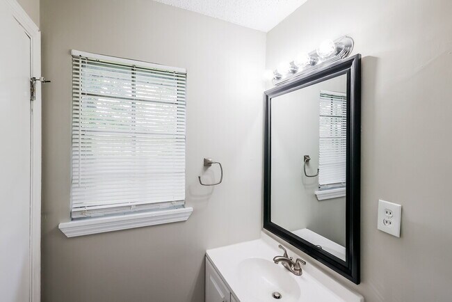 Building Photo - 1316 Airport Ln SW