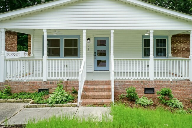 Building Photo - Three Bedroom Home!