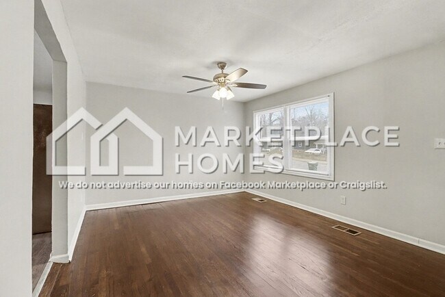 Building Photo - 939 Redford Dr SE