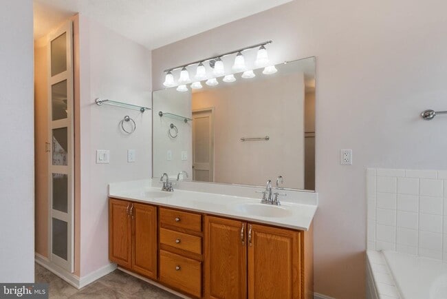 Building Photo - 6910 Governors Grant Ln