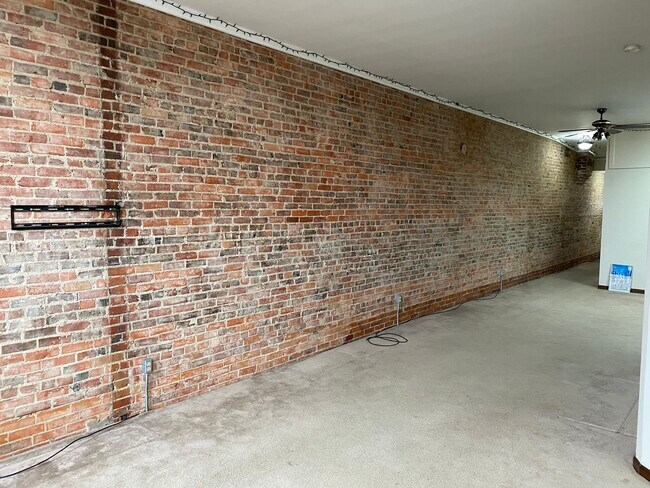 Building Photo - 33 N Washington St