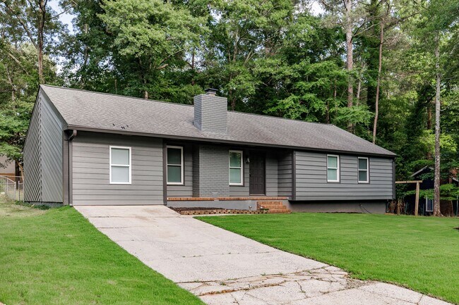 Building Photo - Newly Renovated East Side Home!