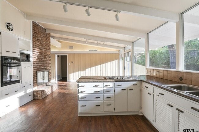 Building Photo - 3215 Fernwood Dr