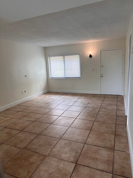 living room - 8730 SW 133rd Avenue Rd