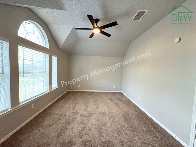 Building Photo - For Lease: Beautifully Remodeled 3-Bed Two-Story in Quiet DeSoto Neighborhood
