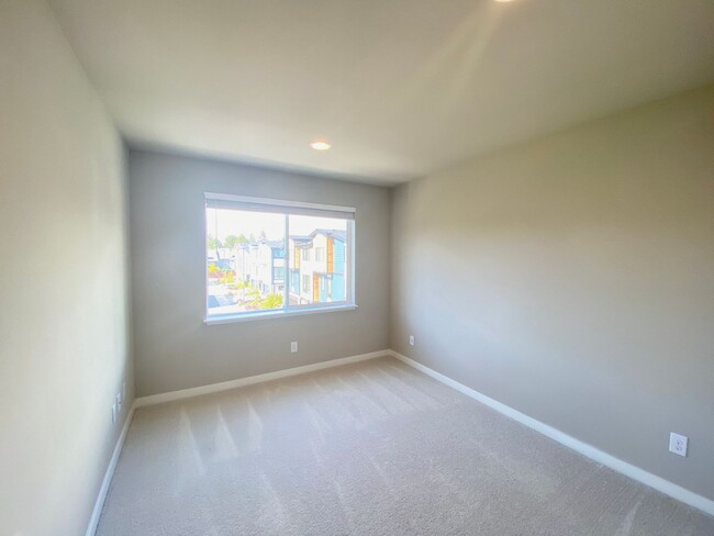 Building Photo - Beautiful Modern Townhome in Everett