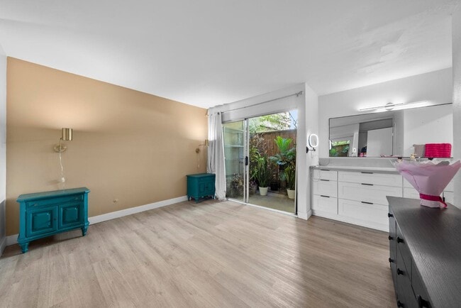 Building Photo - 1611 Hotel Cir S