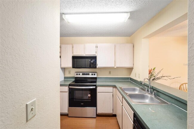 Building Photo - 3705 SW 27th St