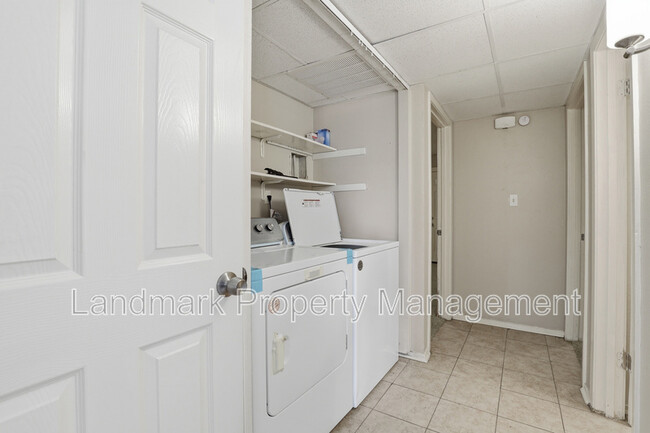 Building Photo - 6811 Trail Lake Dr