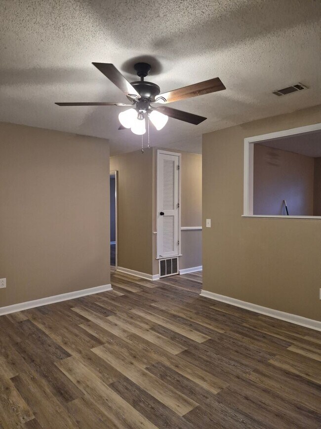 Building Photo - 145 Deerwood Ct
