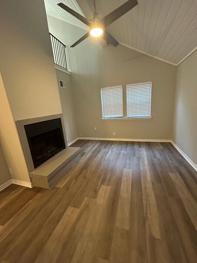 Building Photo - 1610 Waterloo Tr