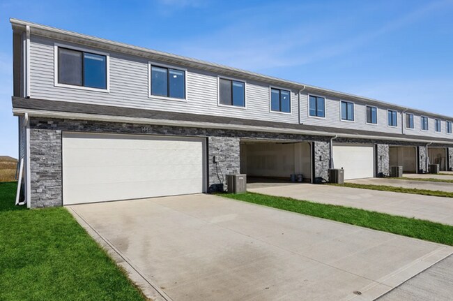 Building Photo - Beautiful near-new townhouse in Urbandale, available mid-August