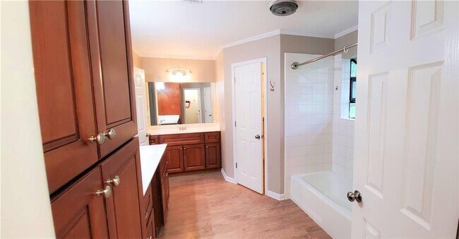 Building Photo - 1403 Canoe Brook Dr