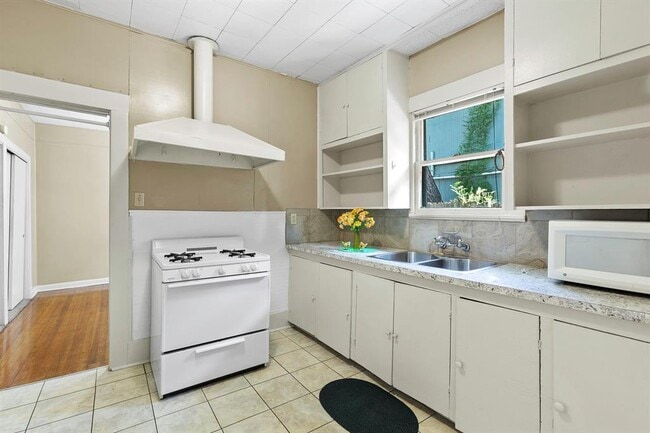 Building Photo - 4205 Avenue B