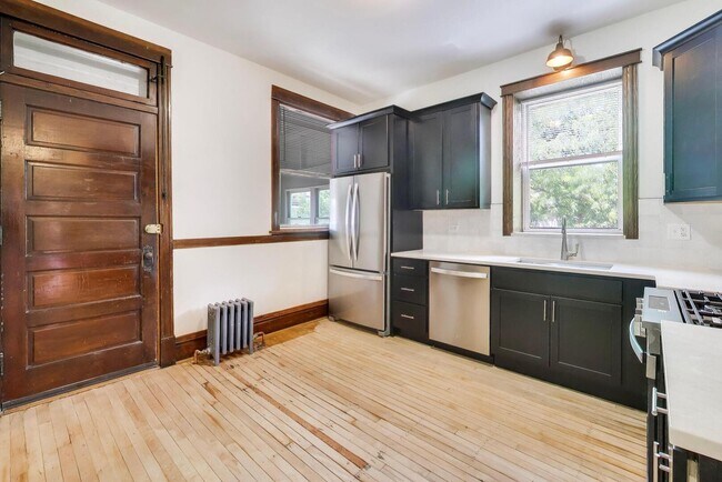 Building Photo - 858 N Wolcott Ave
