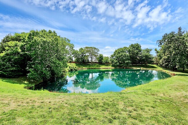 Building Photo - Spacious 2BR/2BA Condo in Prime South Charlotte Location!