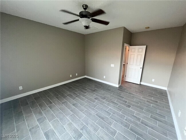 Building Photo - 7136 Crescentville Ave