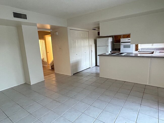 Building Photo - Tempe 3 Bed/1.5 Bath Townhouse w/Community...