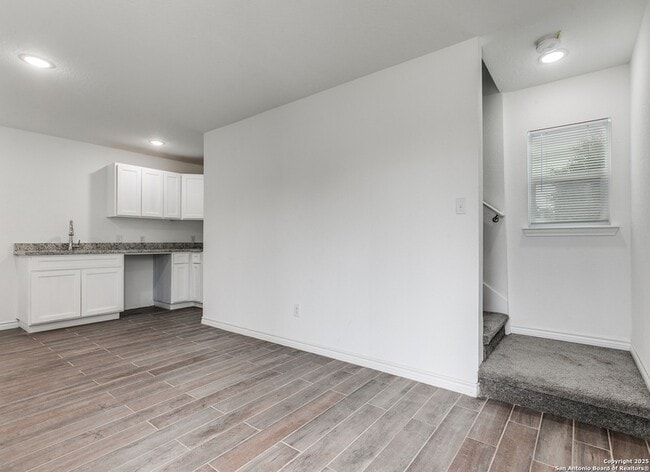 Building Photo - 1835 W Poplar St