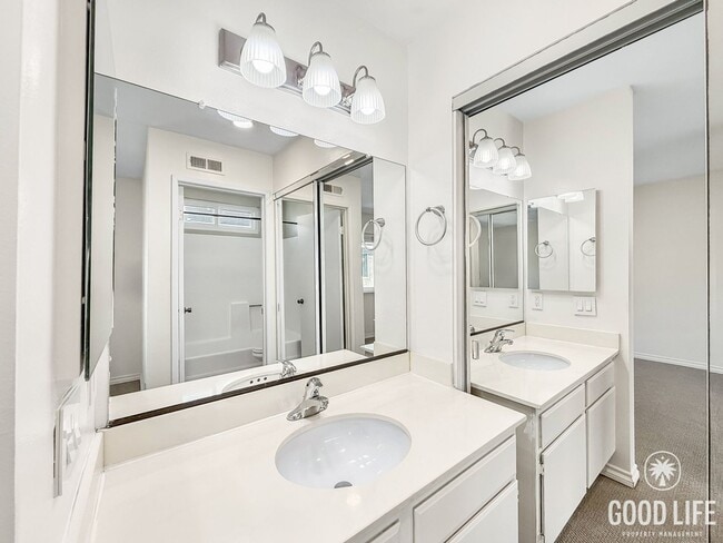 Building Photo - Beautiful 2B/2.5BA Townhouse in Carmel Val...