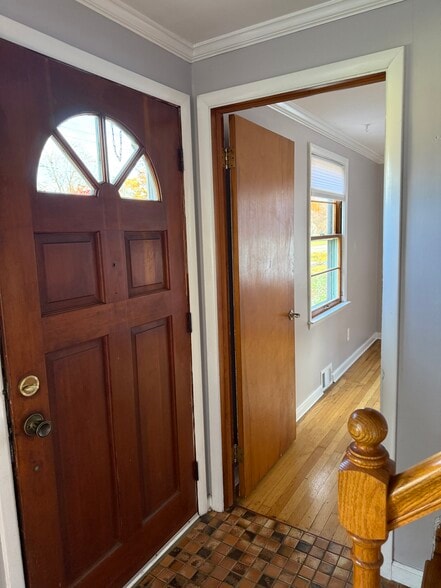 front entrance - 304 Brookside Dr