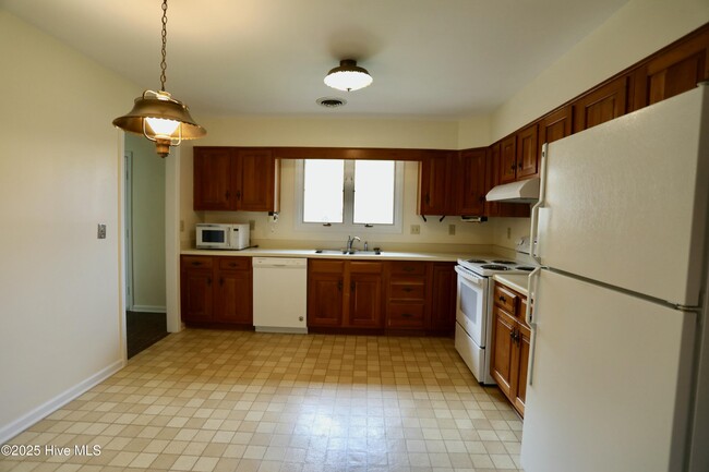 Building Photo - 154 Knollwood Dr