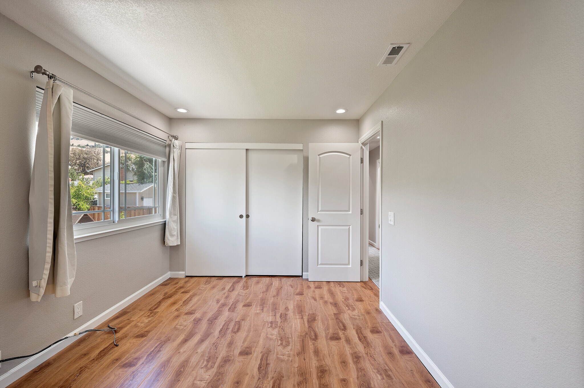 Building Photo - 3661 Slopeview Dr